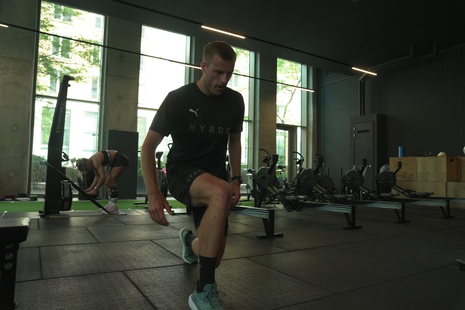 Sporter doet een lunge tijdens een functionele training
